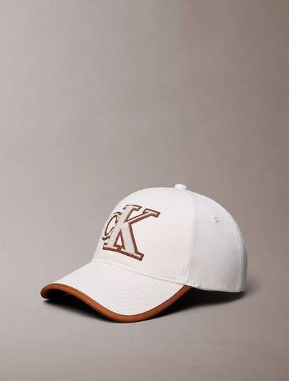 Gorra Calvin Klein de béisbol con monograma texturizado