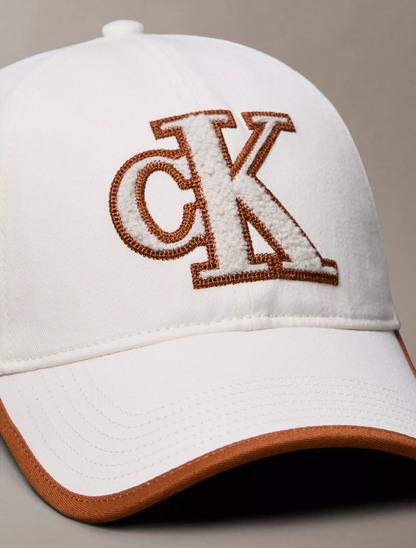 Gorra Calvin Klein de béisbol con monograma texturizado