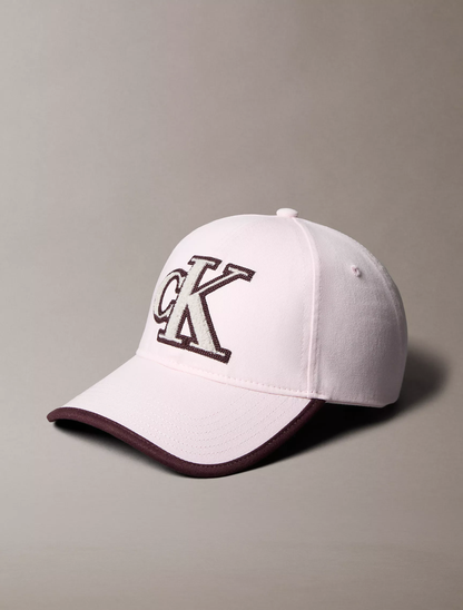 Gorra Calvin Klein de béisbol con monograma texturizado