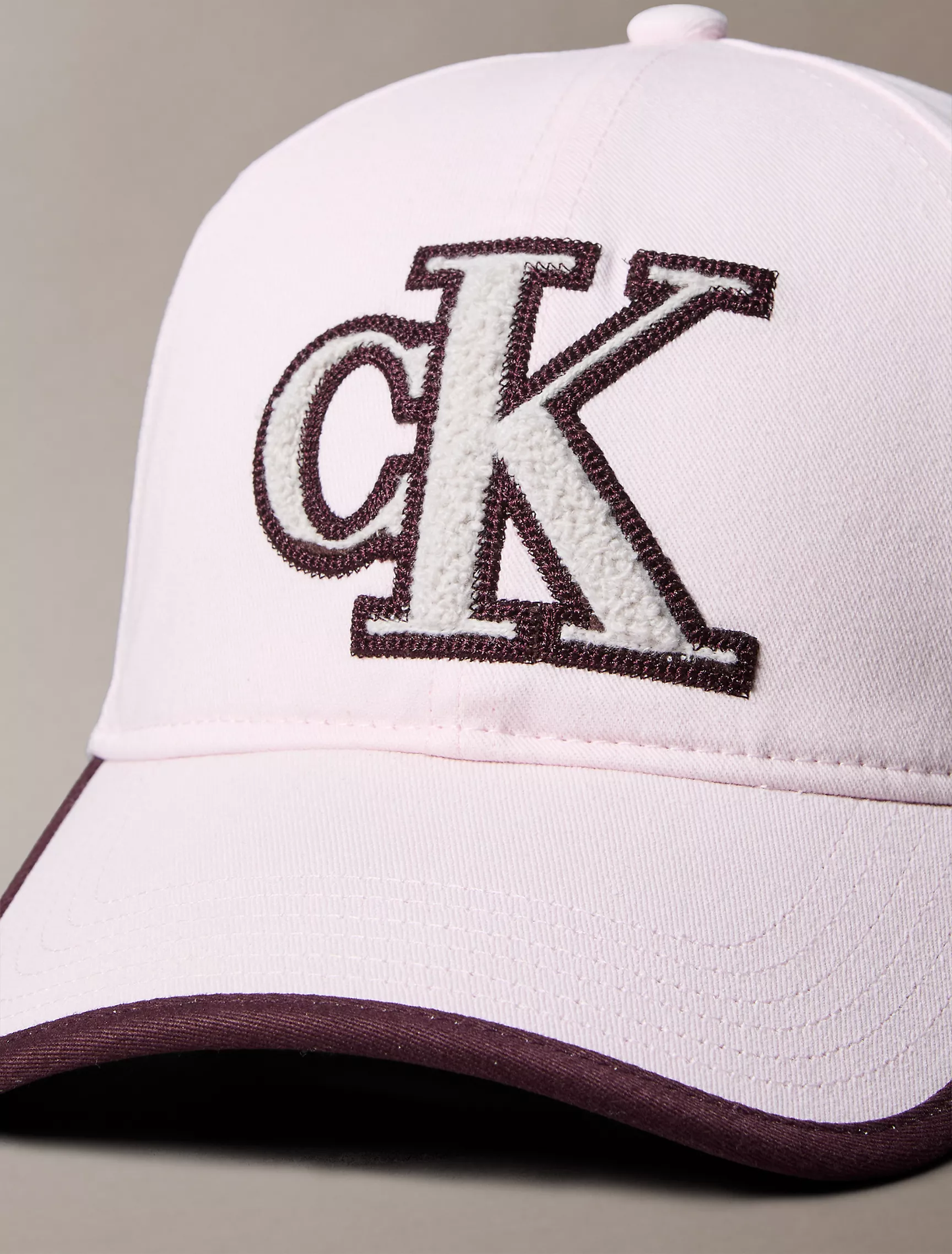 Gorra Calvin Klein de béisbol con monograma texturizado