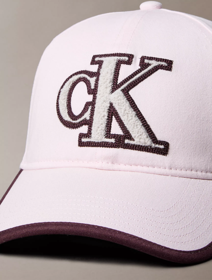 Gorra Calvin Klein de béisbol con monograma texturizado