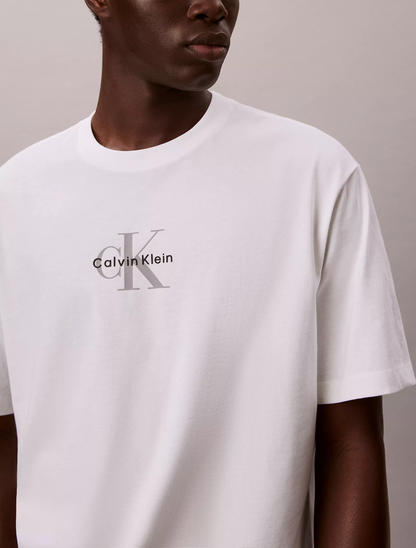 Camiseta Calvin Klein relajada con monograma