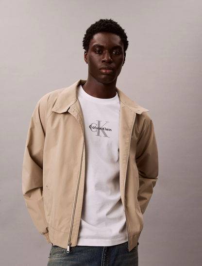 Camiseta Calvin Klein relajada con monograma