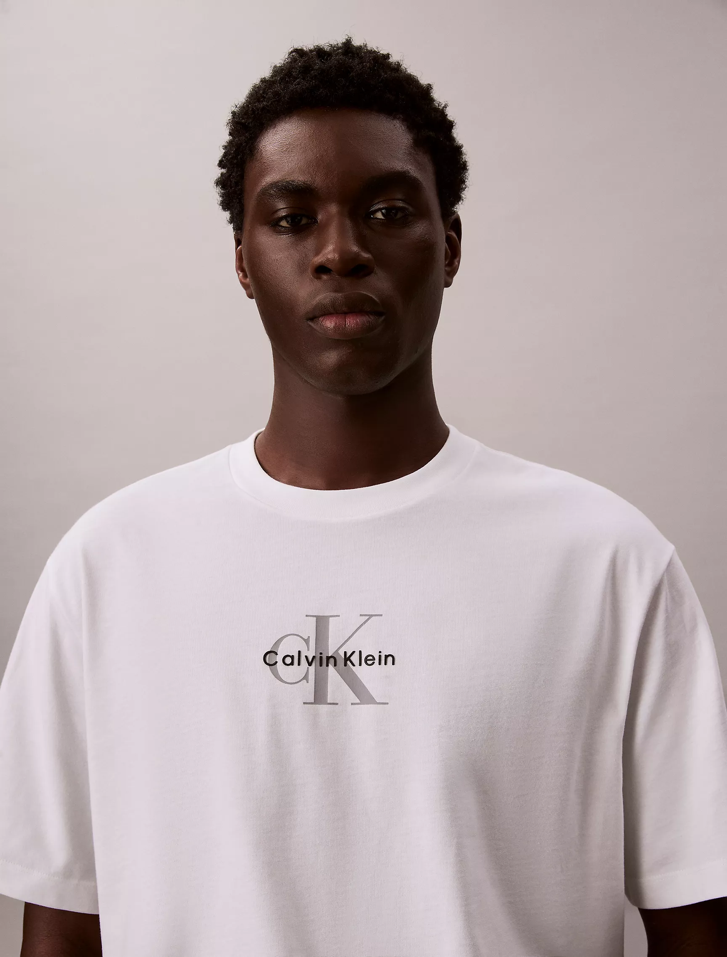 Camiseta Calvin Klein relajada con monograma